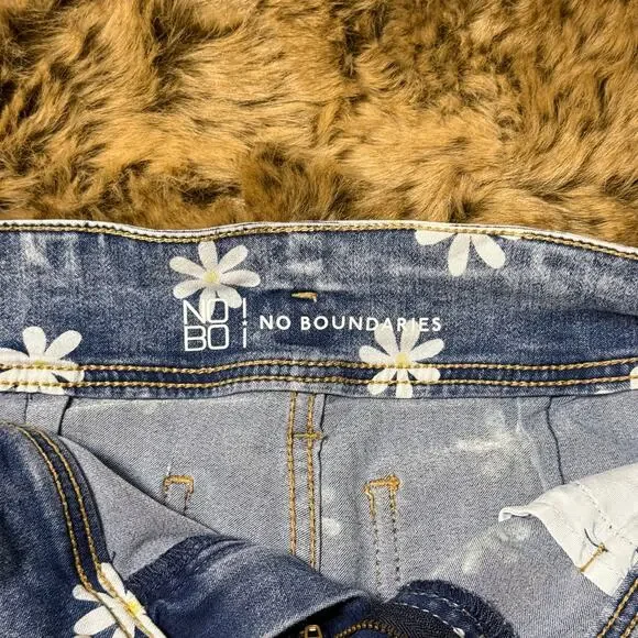 No Boundaries NOBO Daisy Print Denim Shorts • Juniors 9 • Double-Button Cuffed - Picture 2 of 10